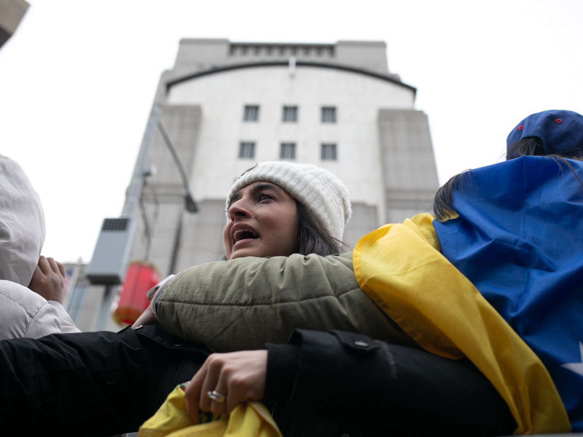 Venezuelan immigrant Ana Salas celebrates outside Manhattan federal court the capture of Nicolás Maduro