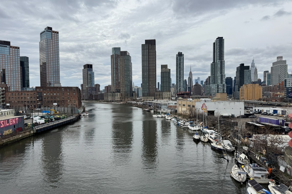 Newtown Creek ran between residential buildings straddling the western Brooklyn-Queens border,