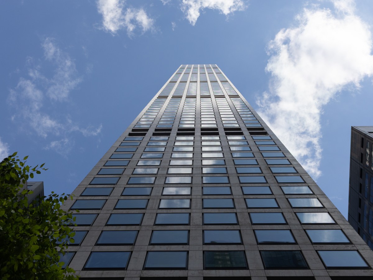 Luxury skyscraper 432 Park Avenue houses multimillion dollar condos,