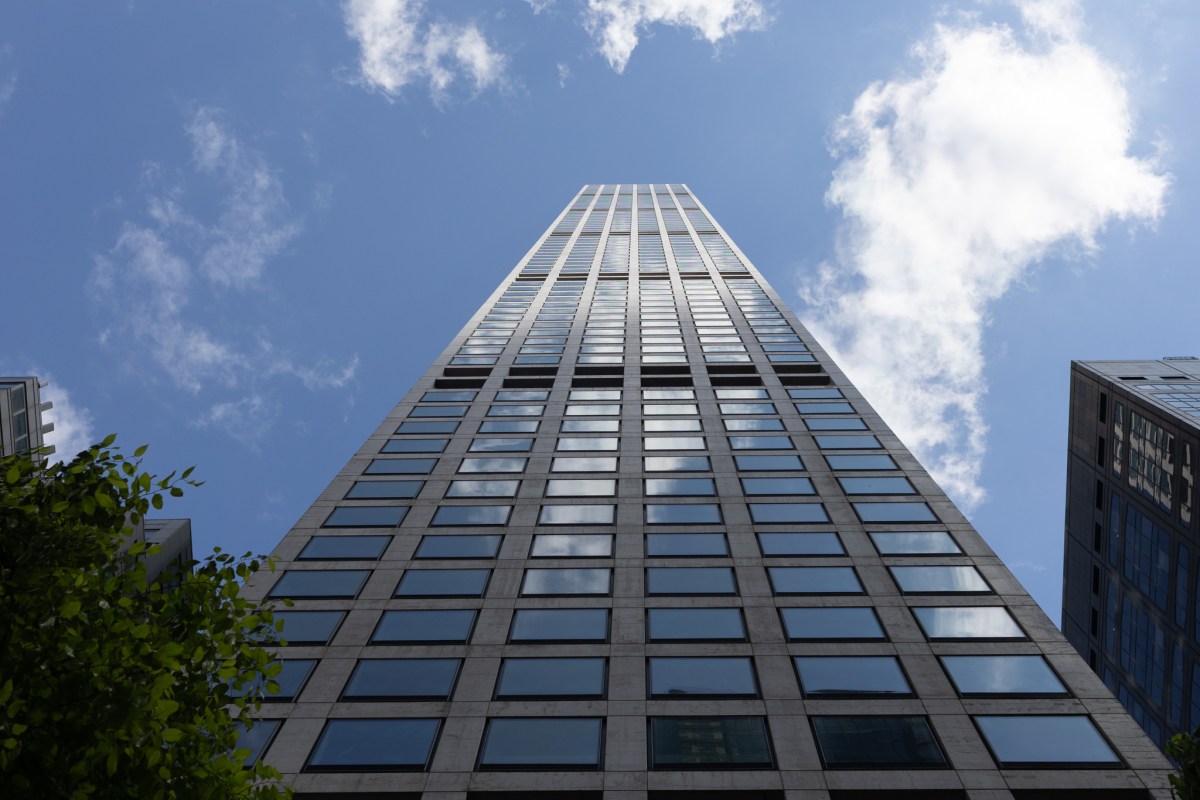 Luxury skyscraper 432 Park Avenue houses multimillion dollar condos,
