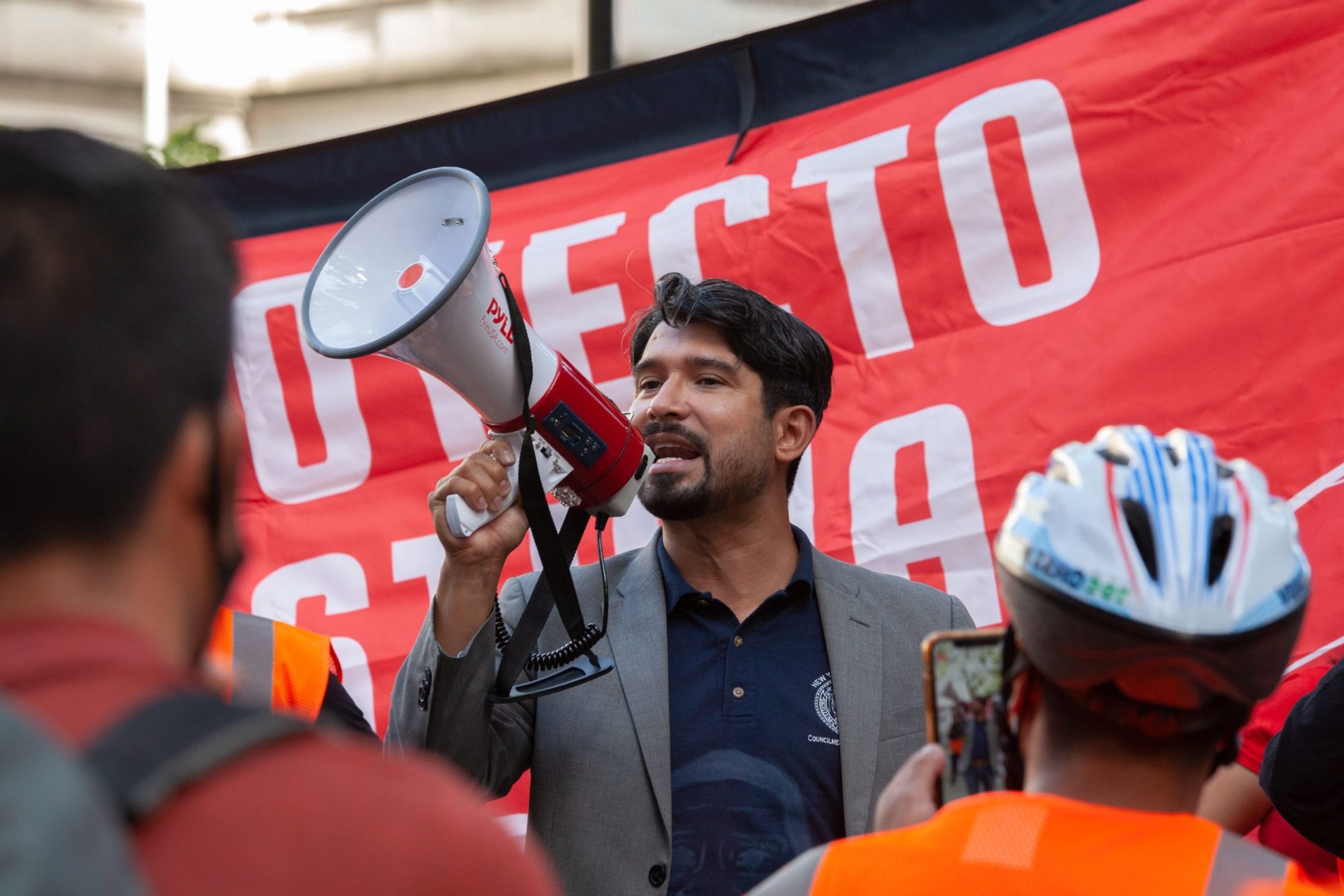 El concejal Carlos Menchaca (D-Brooklyn) habla durante una manifestación de repartidores ciclistas en City Hall Park.