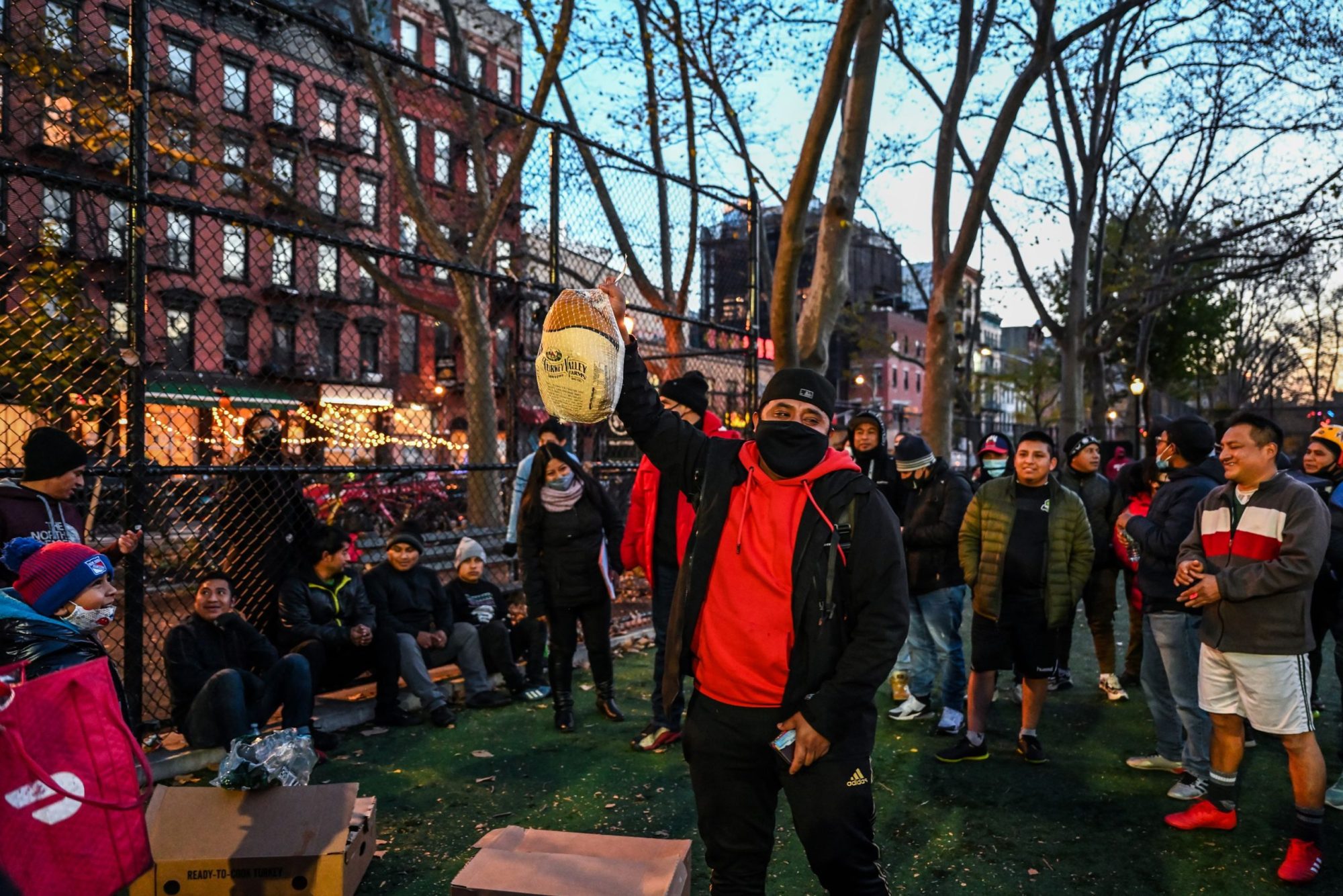 Williams Sian ganó un pavo durante la rifa de pre-Thanksgiving con compañeros repartidores en el Lion’s Gate Field en el Lower East Side.