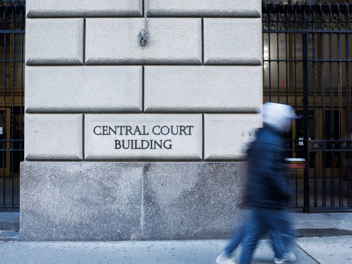 People walk into Brooklyn Criminal Court